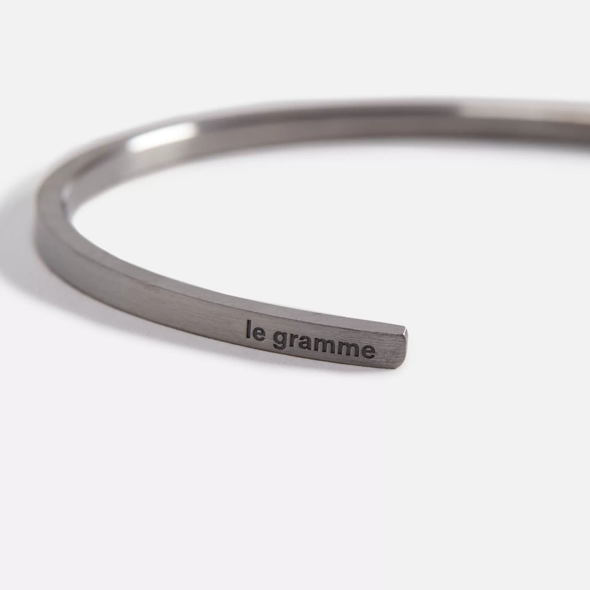 Clearance Le Gramme 7g bracelet slick brushed 925 black sterling silver -silver / black