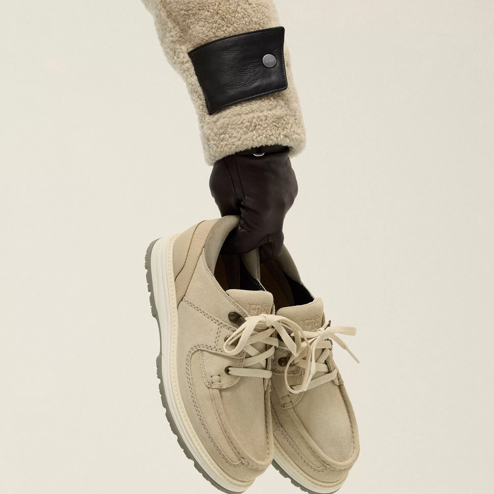 Best Kith 8th St by Ronnie Fieg for Clarks Originals Sunderland Chalk