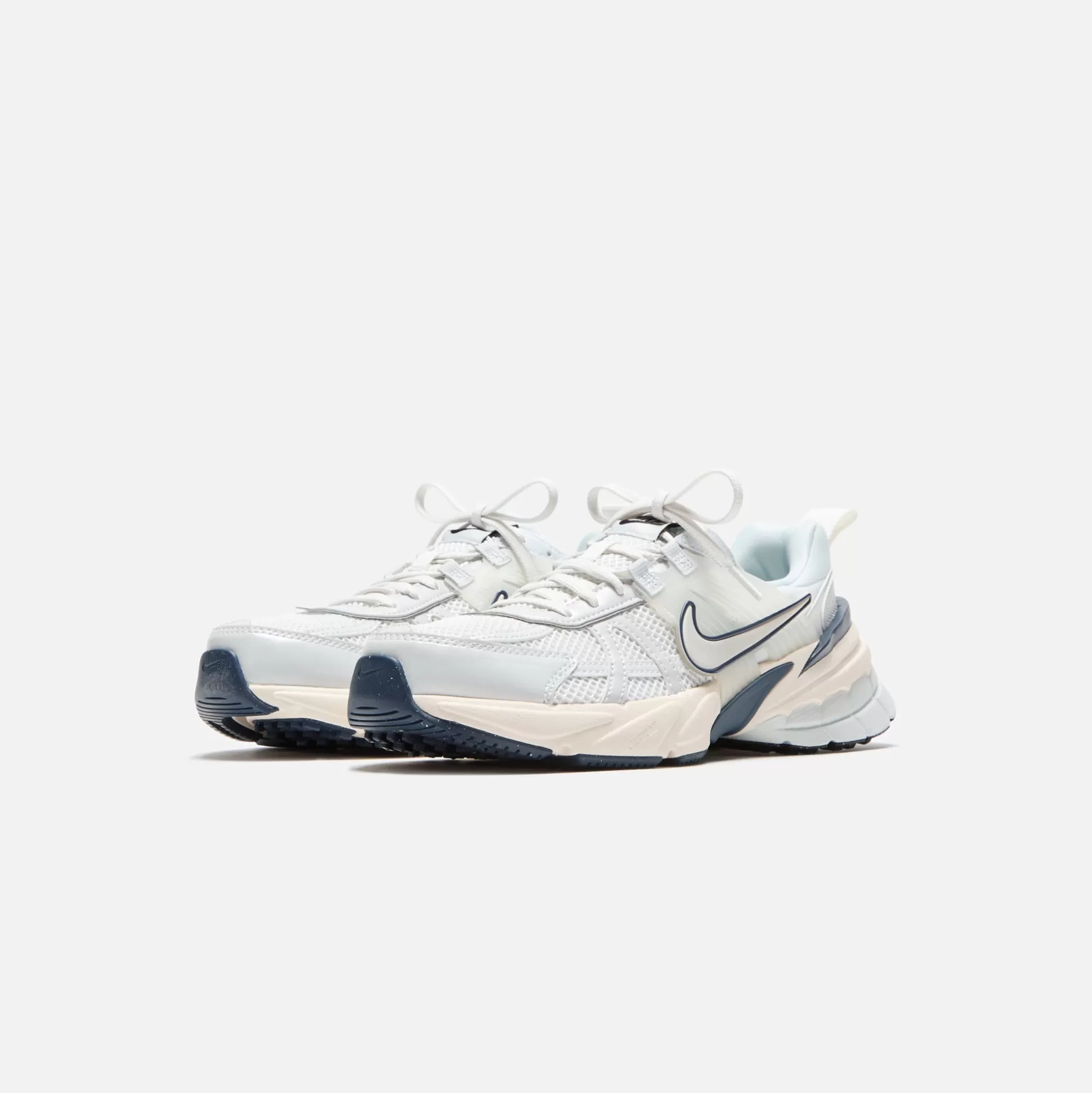 Shop Nike wmns v2k run